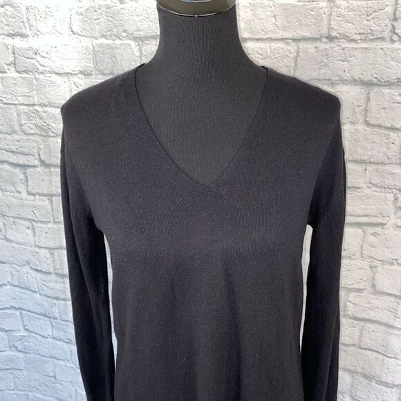 H&M women S classic vneck longsleeve black sweater - Picture 2 of 9